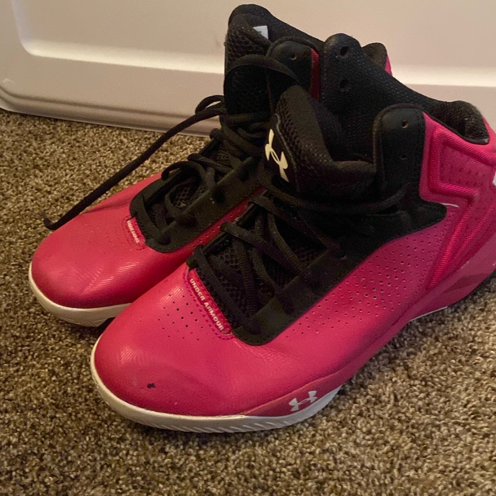 Pink under armour basketball shoes